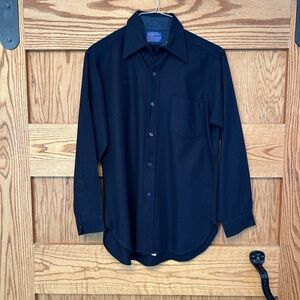 Vintage navy blue wool men’s Pendleton shirt. Like new!